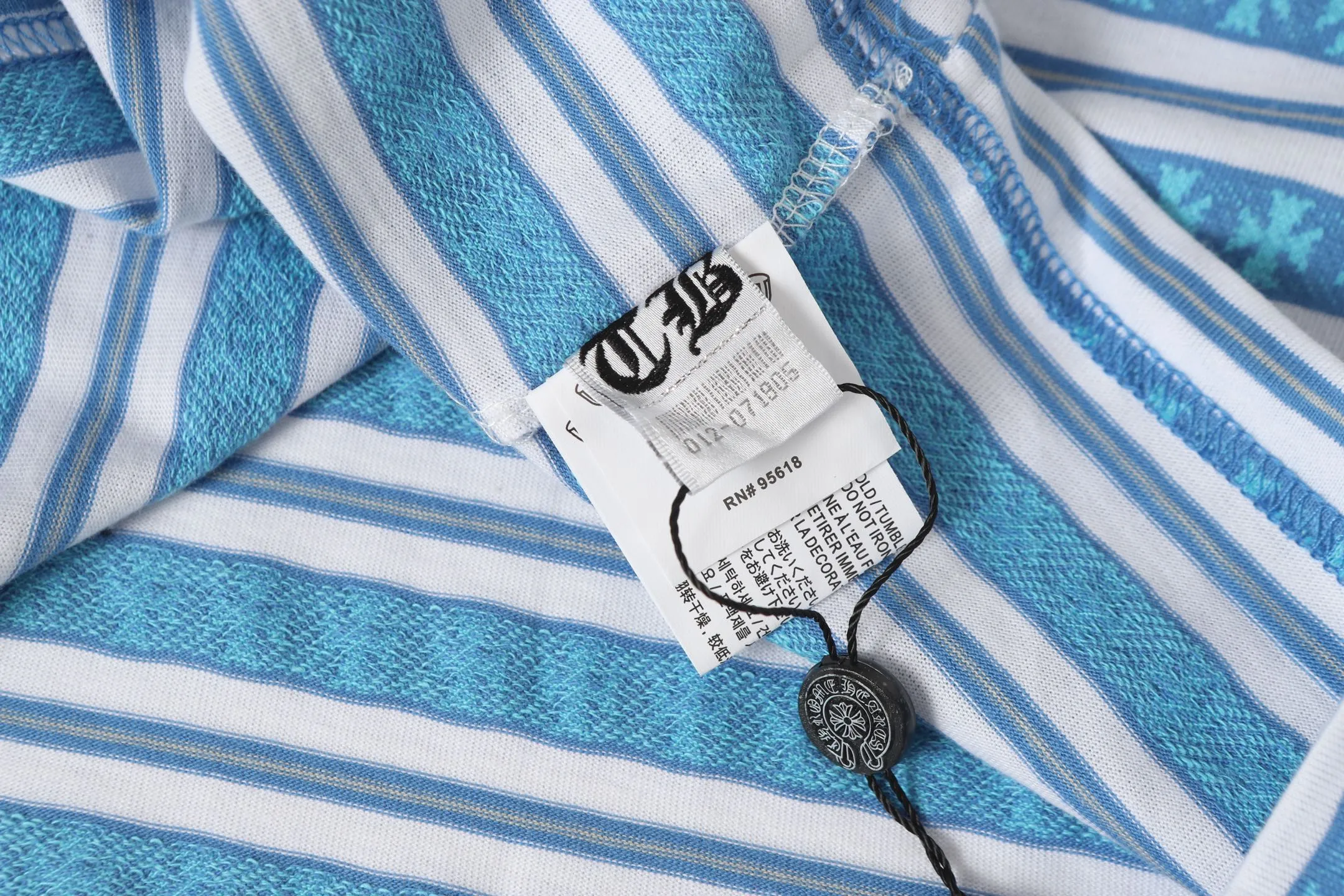 P160 -Chrome Hearts/Chrome Hearts 25ss season's most popular striped yarn-dyed short-sleeved T-shirt -High weight, high density and high quality. The wool is soft, delicate and skin-friendly. It feels soft and silky. It has excellent warmth and skin-friendly properties. -Custom-woven and dyed, no color difference, no matter the fabric or workmanship details. Overwhelms the ordinary version on the market. -Colour: Gray Blue Green -Size: S M L XL